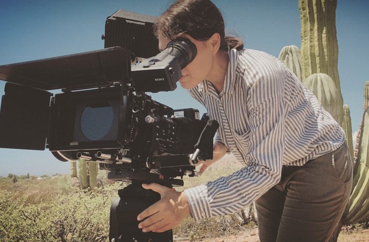 Fernanda Galindo dirigiendo tras la cámara en el desierto sonorense