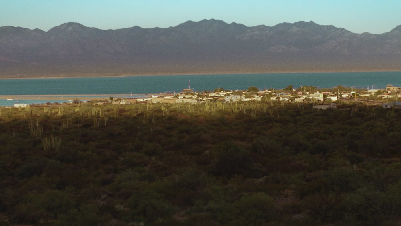 Vista aérea de Punta Chueca entre el desierto y el mar